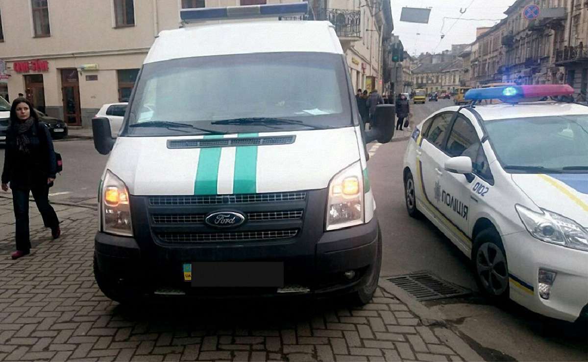 Патрульна поліція Львова оштрафувала інкасаторів за порушення ПДР