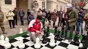 Біля львівської Ратуші встановили гігантську шахівницю для всіх охочих зіграти