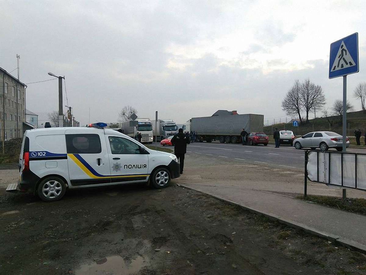 Далекобійники із Закарпаття повністю перекрили трасу у Малих Підлісках, на Львівщині
