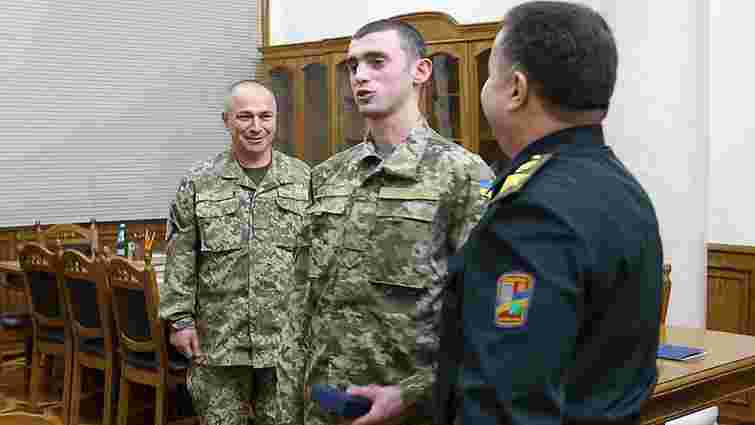 Міністр оборони нагородив солдата зі Львівщини, який затримав убивцю