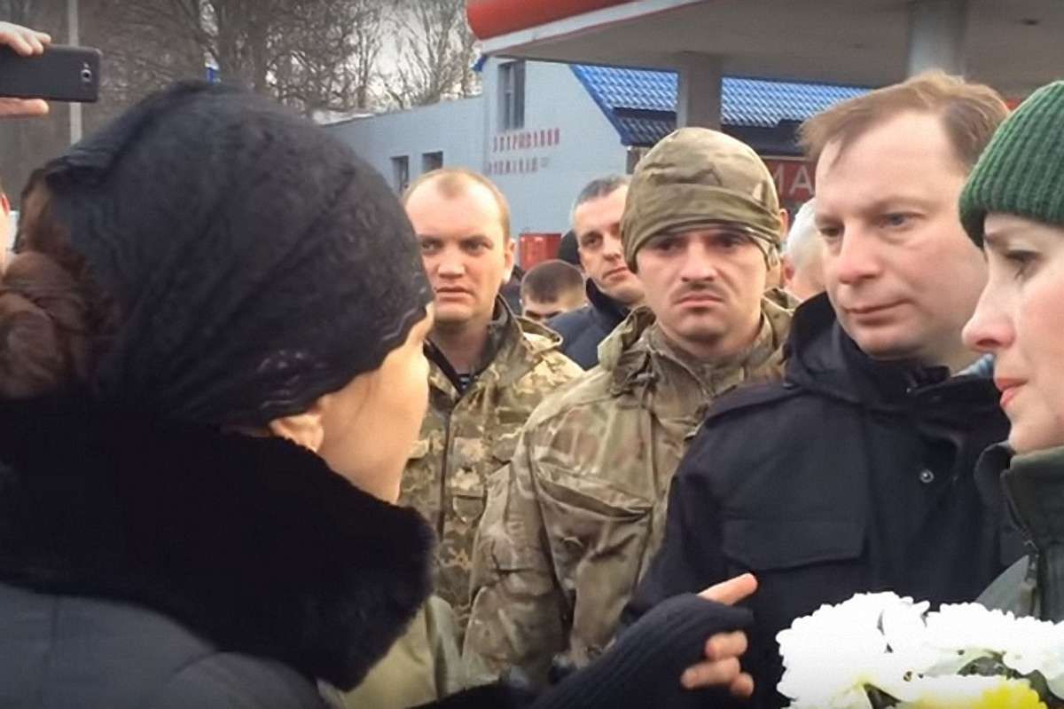 У Тернополі дружина загиблого бійця АТО не дозволила голові ОДА вшанувати його