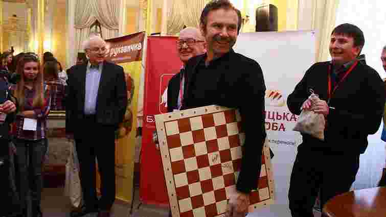 Святослав Вакарчук зробив перший хід четвертої партії у матчі за шахову корону