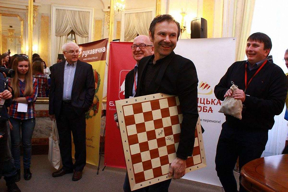 Святослав Вакарчук зробив перший хід четвертої партії у матчі за шахову корону