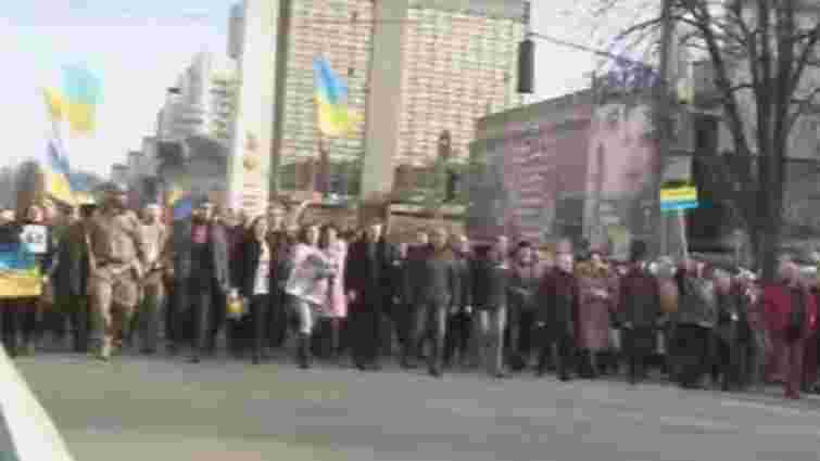 В Києві мітингувальники за звільнення Савченко закидали яйцями посольство РФ