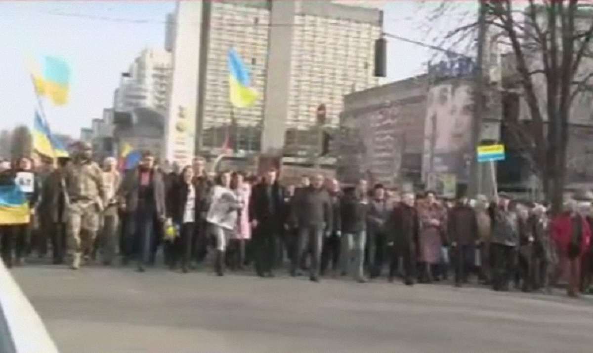 В Києві мітингувальники за звільнення Савченко закидали яйцями посольство РФ