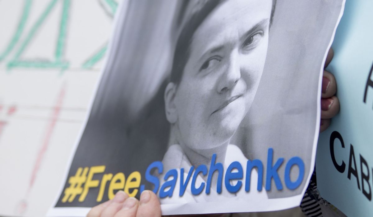 Львів'яни пікетували консульство Росії з вимогою звільнити Надію Савченко