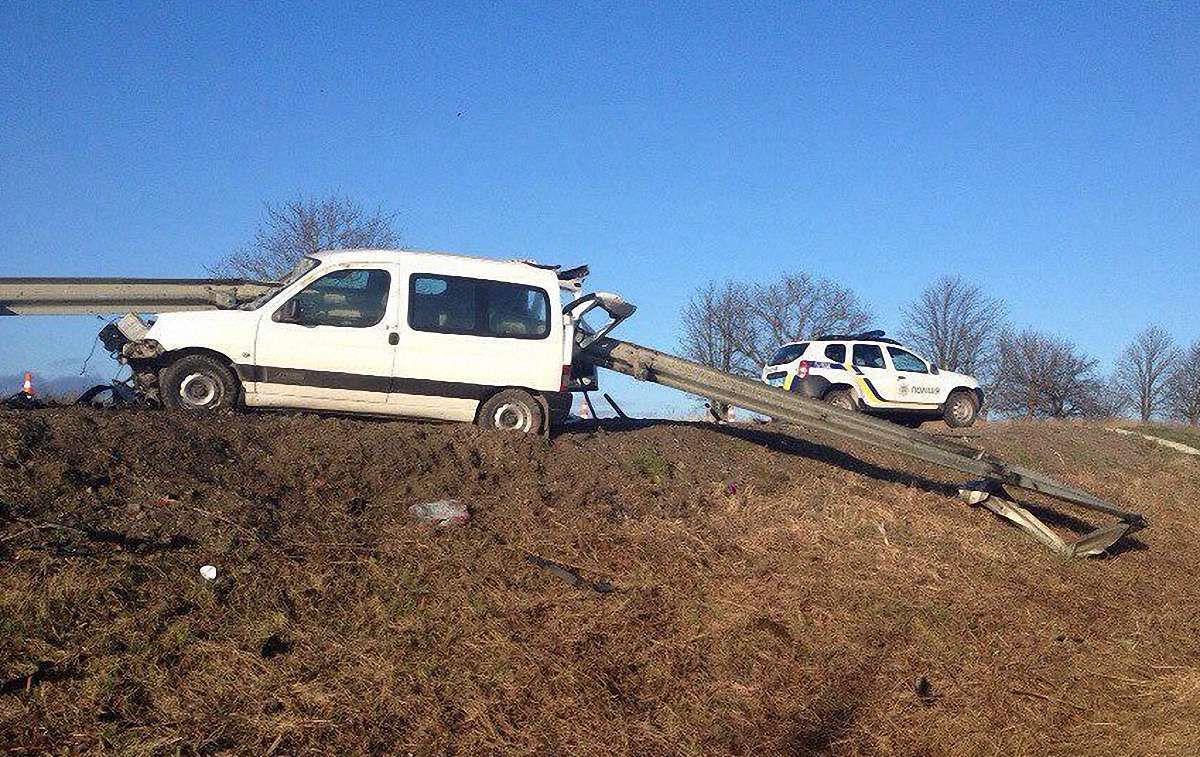 Внаслідок ДТП на Львівщині відбійник наскрізь пронизав автомобіль