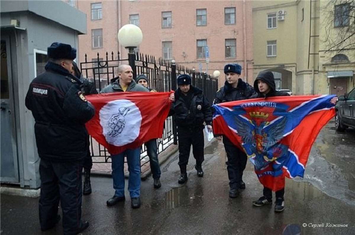 У Санкт-Петербурзі консульство України закидали яйцями і димовими шашками