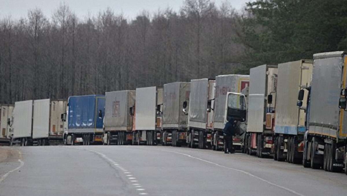 «Тітушки» намагаються прорвати блокаду російських фур на Чернігівщині, – «Свобода»