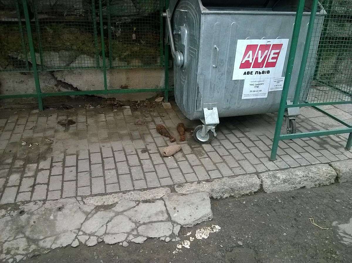 Біля управління ДСНС у Львові виявили три мінометні міни