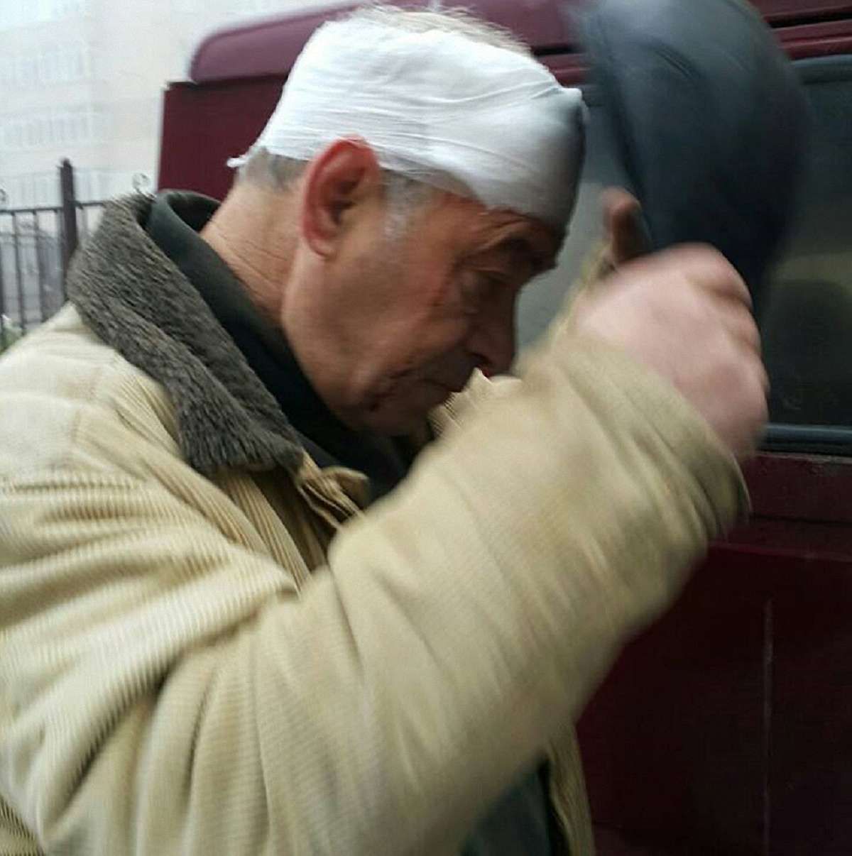 У Львові власник автомобіля розбив двірнику голову за зауваження