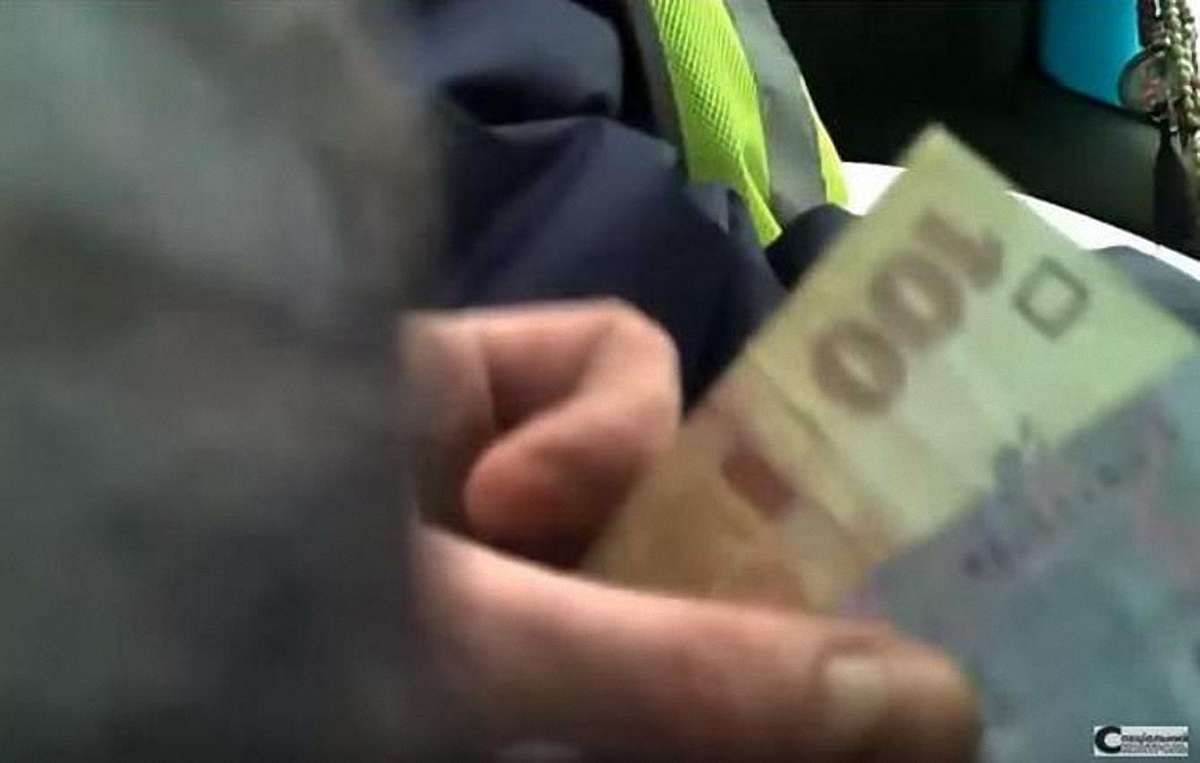 На Закарпатті водій зняв на відео, як дав хабар поліцейським