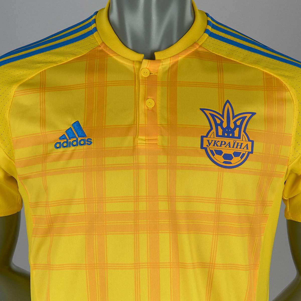Adidas виготовила для українських футболістів форму із картатим візерунком