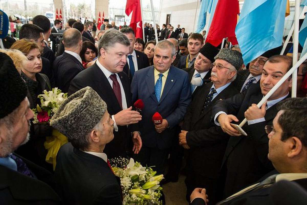 Порошенко закликав турецький парламент визнати депортацію кримських татар геноцидом