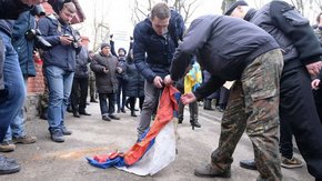 Російське консульство у Львові закидали яйцями та димовими шашками