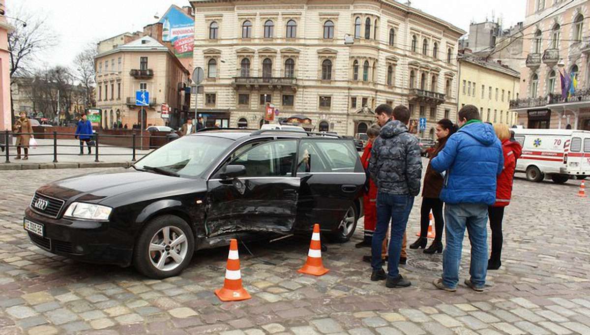 На площі Міцкевича не розминулися два легковика