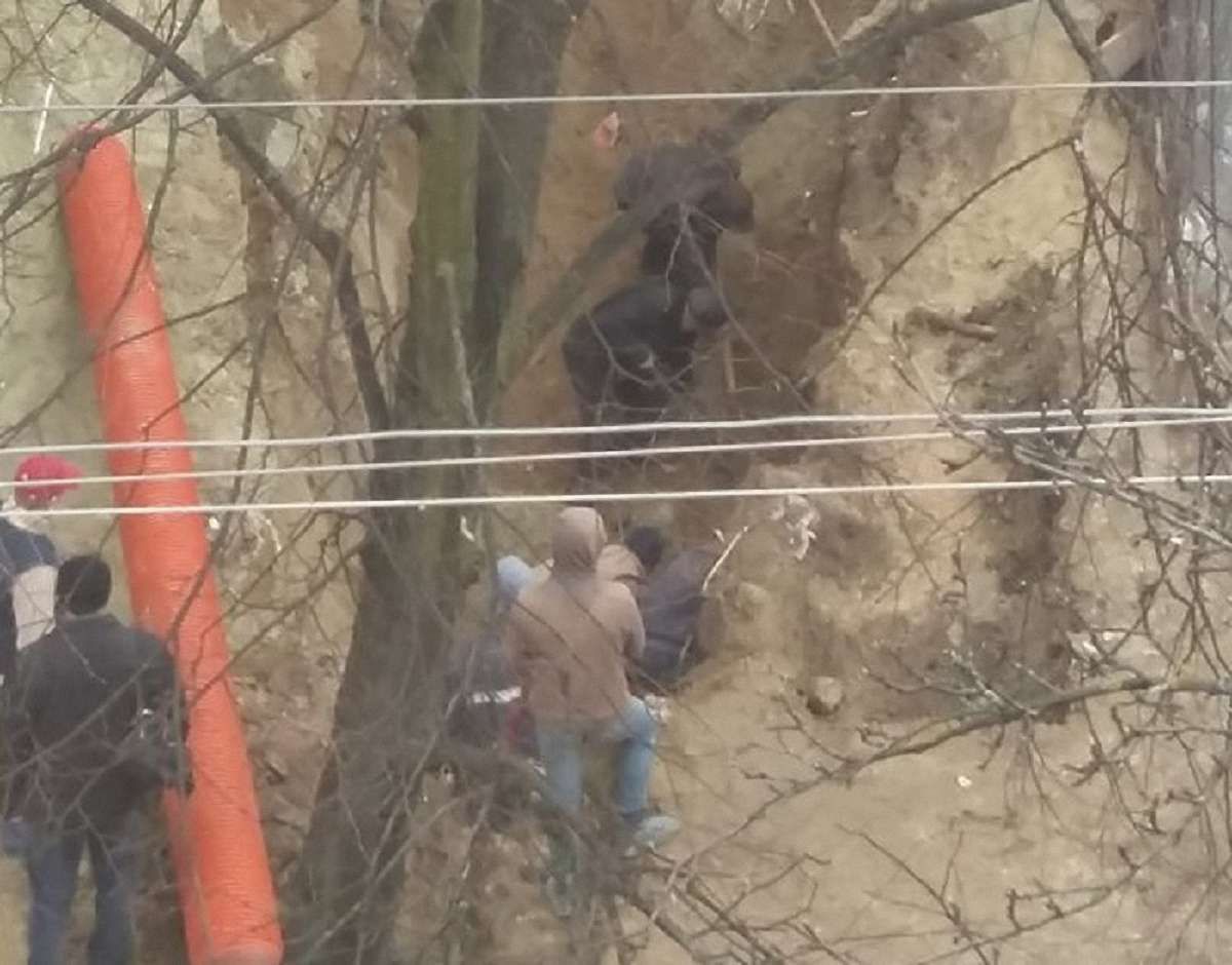 На будівництві у Львові двох робітників засипало землею