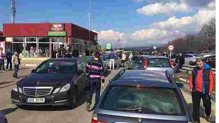 На Закарпатті автомобілі з іноземними номерами заблокували прикордонний КПП
