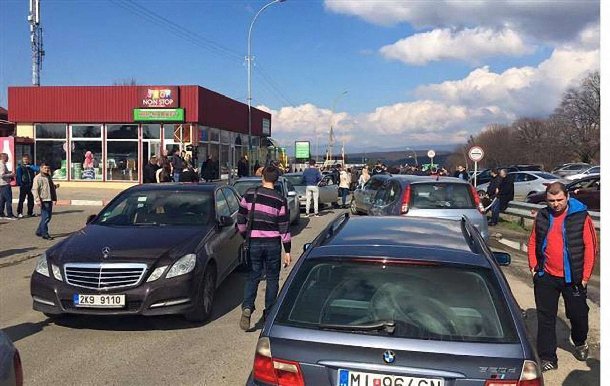 На Закарпатті автомобілі з іноземними номерами заблокували прикордонний КПП