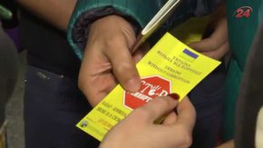 У Львівському аеропорту прикордонники просять пасажирів не спокушати їх хабарями