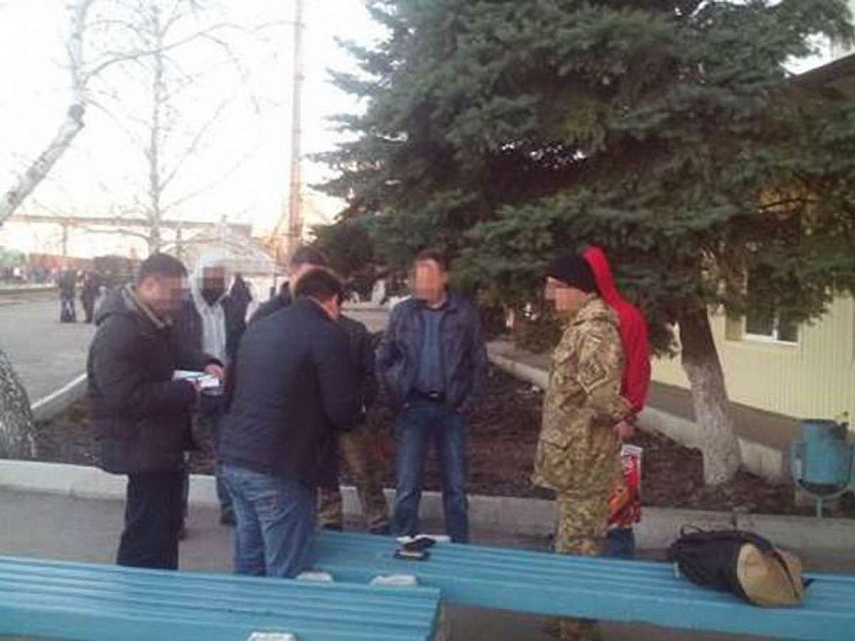 На Луганщині СБУ затримала за хабарництво полковника та майора поліції