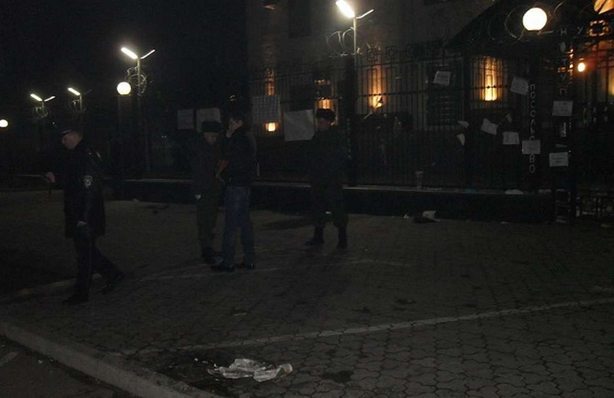 Поліція відпустила людей, які закидали російське посольство у Києві «коктейлями Молотова»