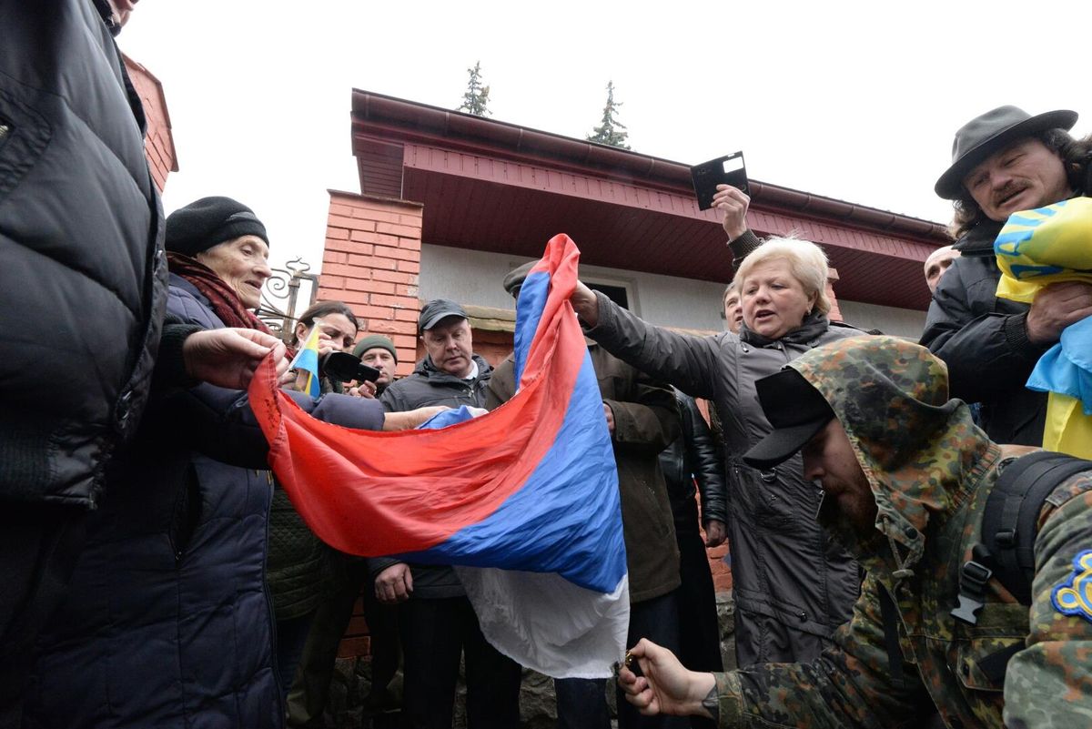 Львівська поліція відкрила кримінальне провадження через спалення прапора Росії