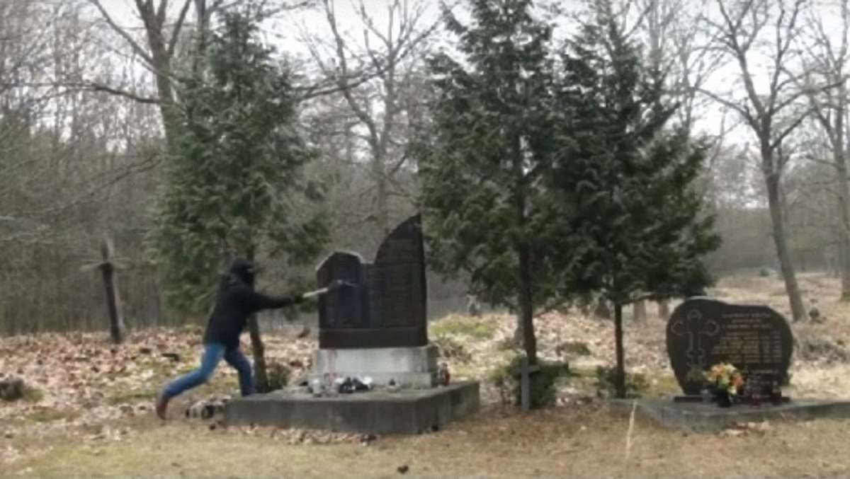 У Польщі невідомі пошкодили пам’ятник воїнам УПА