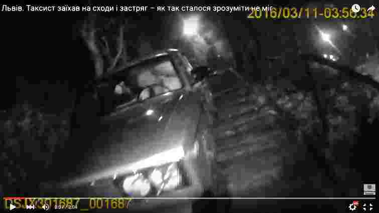 У Львові п’яний таксист застряг автомобілем посеред бетонних сходів