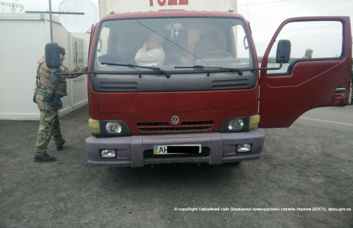 З окупованого Донецька намагались незаконно вивезти десять банкоматів