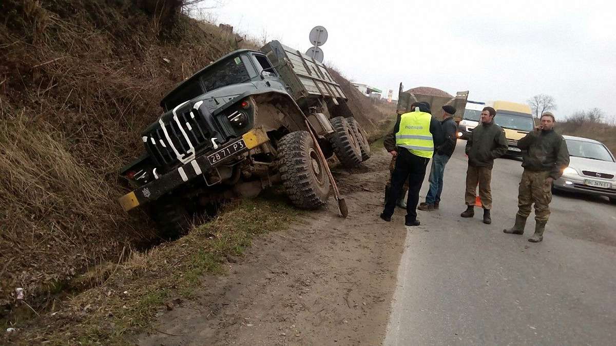 У військової вантажівки на об'їзній Львова відмовили гальма
