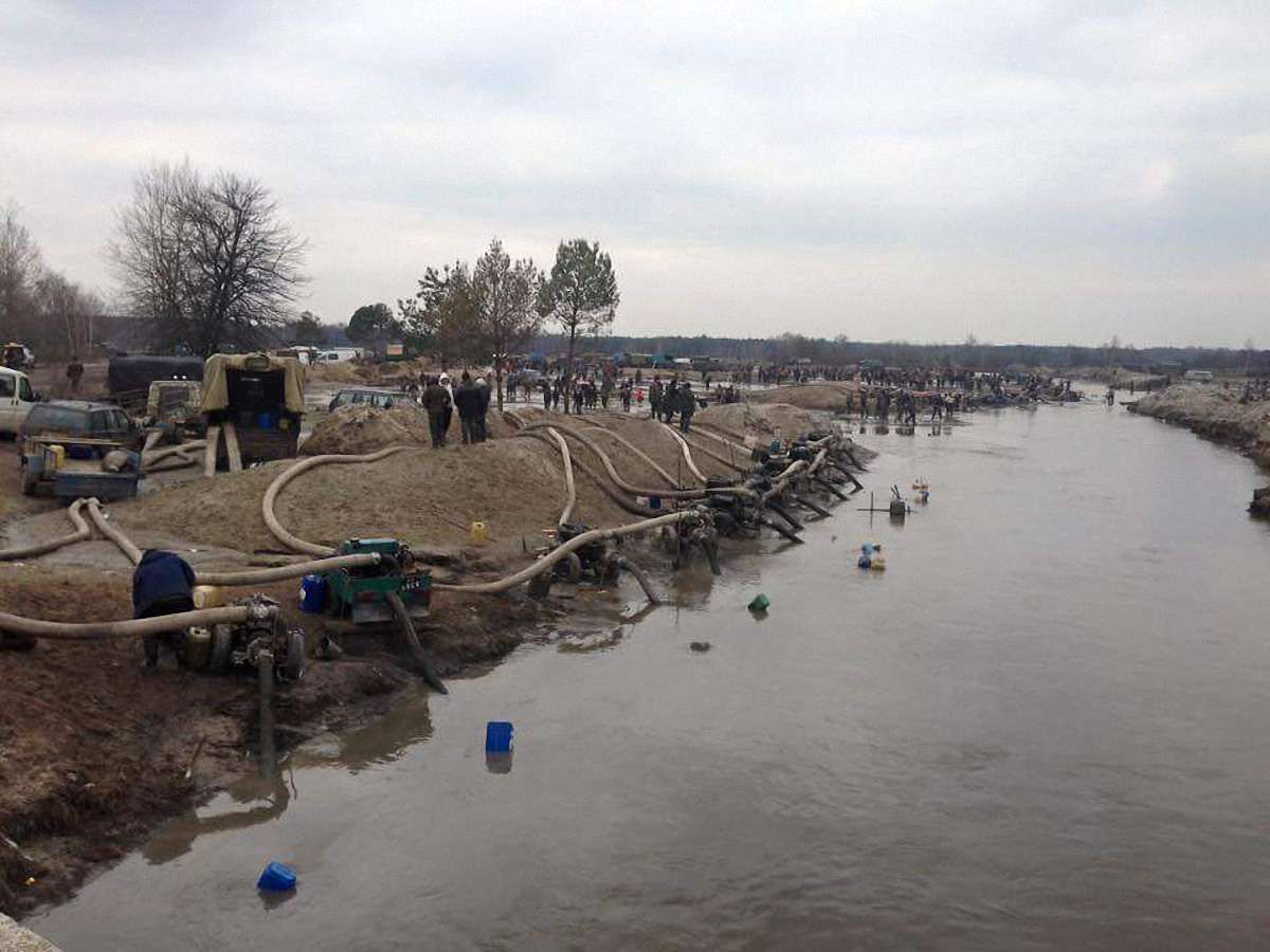 Прикордонники показали 15 пунктів незаконного видобутку бурштину на Рівненщині і Житомирщині