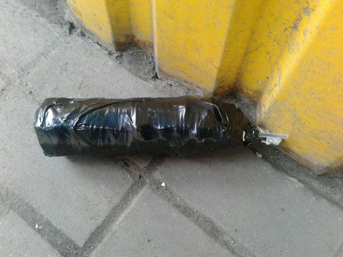 На ринку в Києві невідомий чоловік кинув в магазин саморобну бомбу