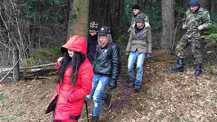 Львівські прикордонники затримали групу нелегальних мігрантів з В'єтнаму