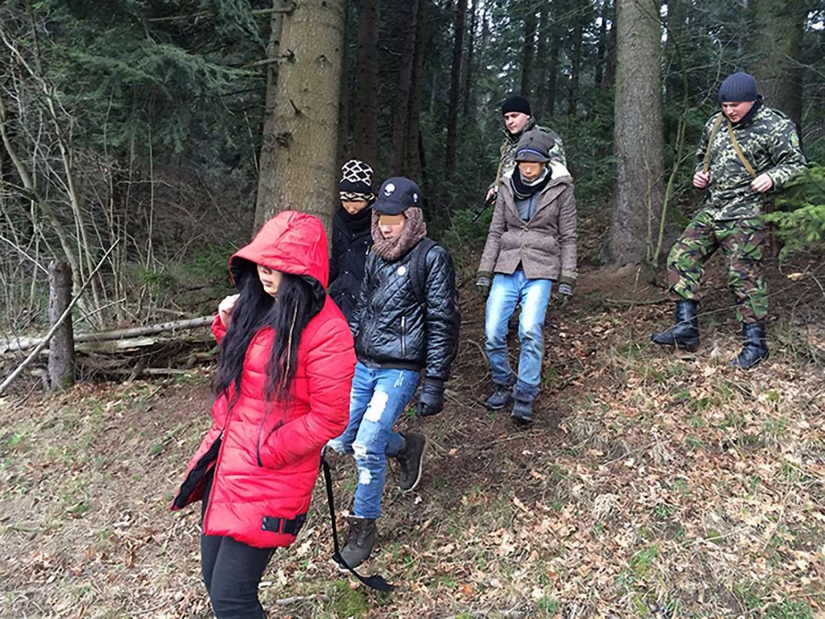 Львівські прикордонники затримали групу нелегальних мігрантів з В'єтнаму