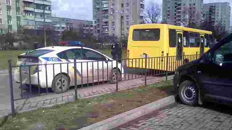 Патрульні у Львові зупинили маршрутку за висадку пасажирів у недозволеному місці