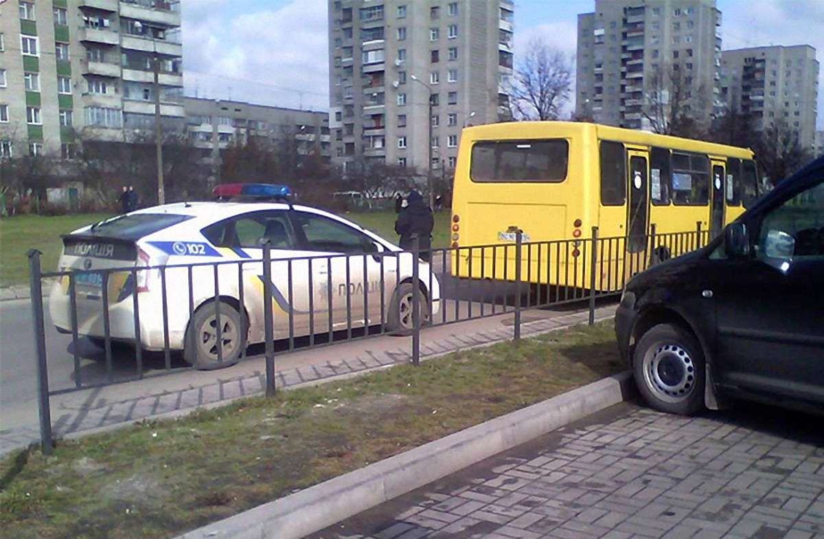 Патрульні у Львові зупинили маршрутку за висадку пасажирів у недозволеному місці