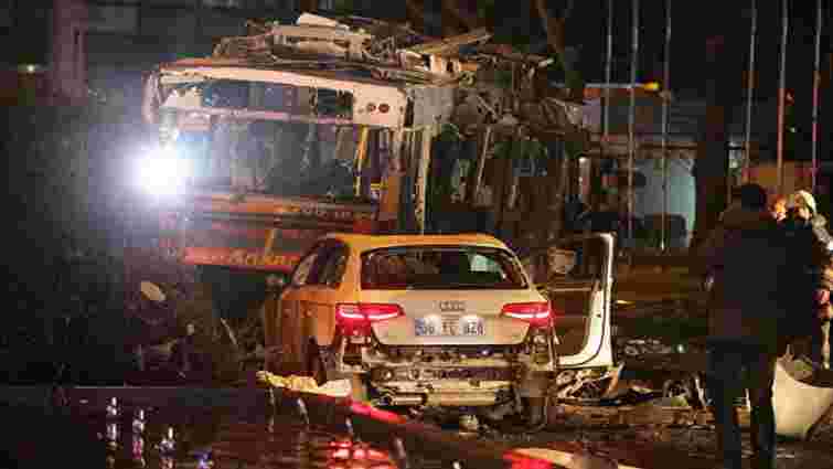 В центрі столиці Туреччини на зупинці вибухнув замінований автомобіль