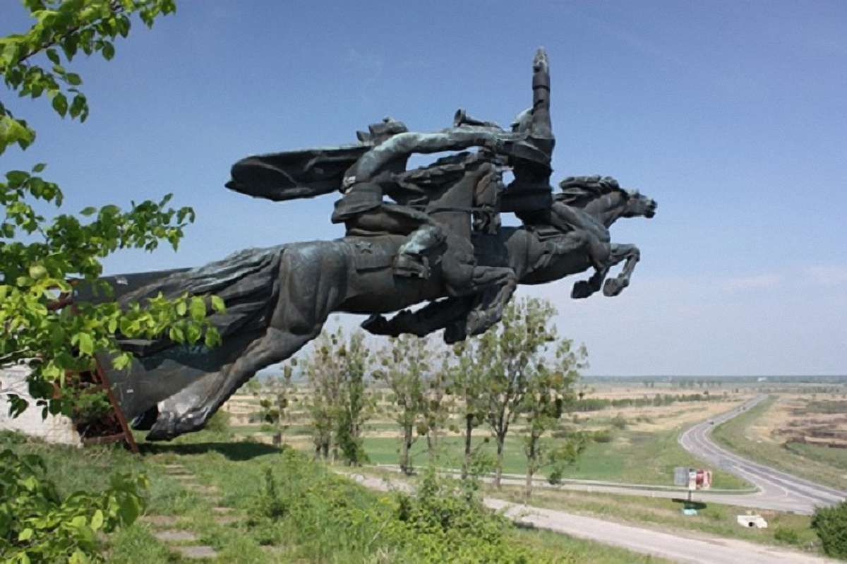 На Львівщині демонтують пам'ятник будьонівцям