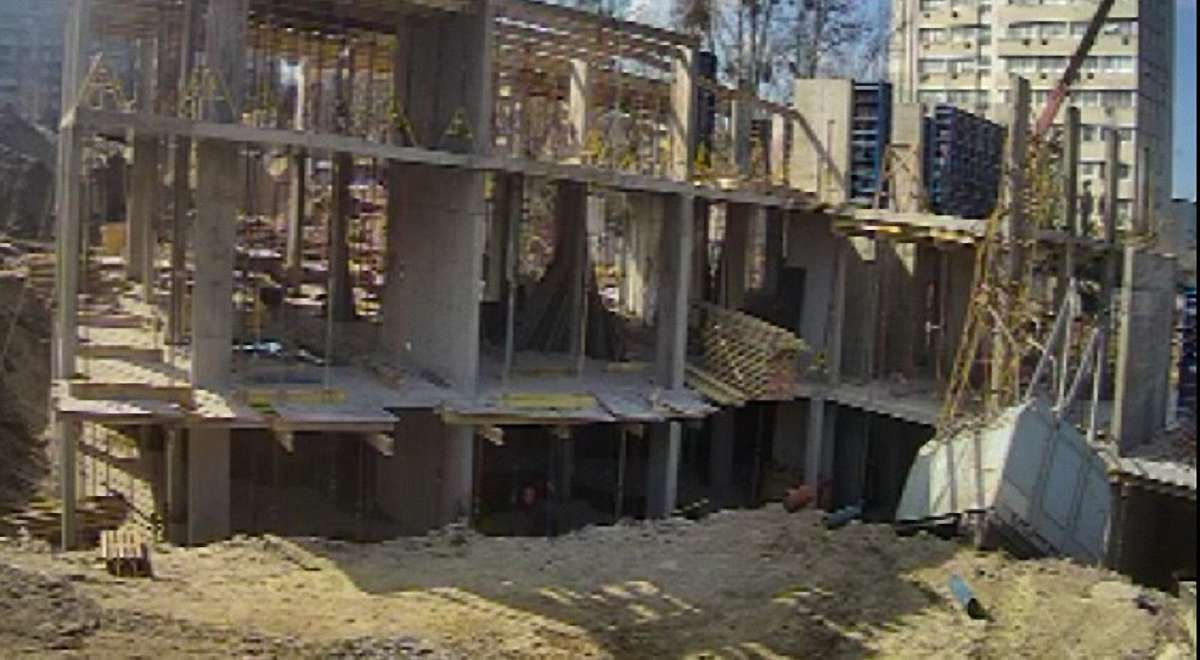 На будівництві в центрі Львова перекинувся будівельний кран