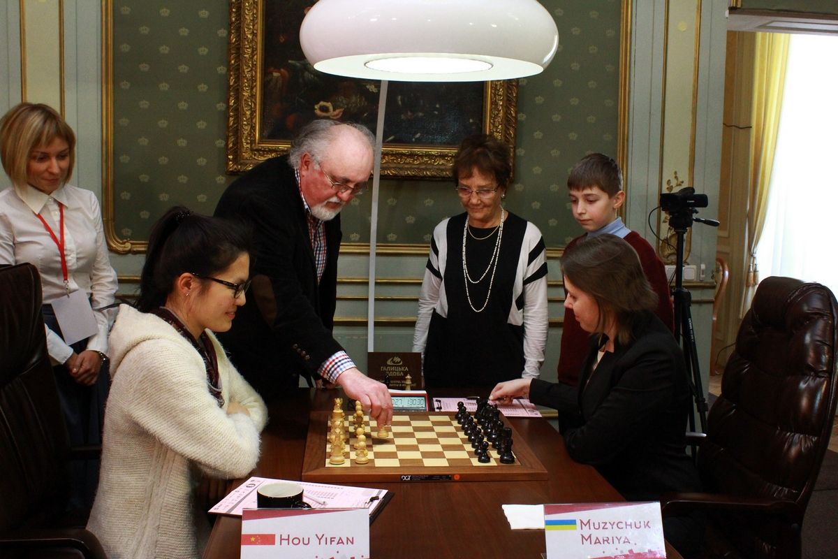 Письменник Юрій Винничук відкрив дев'яту партію чемпіонату світу з шахів