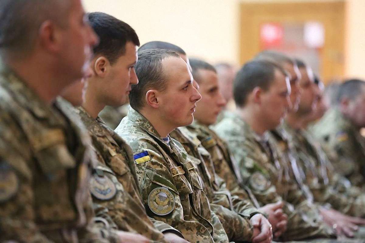 Міністр оборони нагородив 16 львівських десантників за мужність і героїзм
