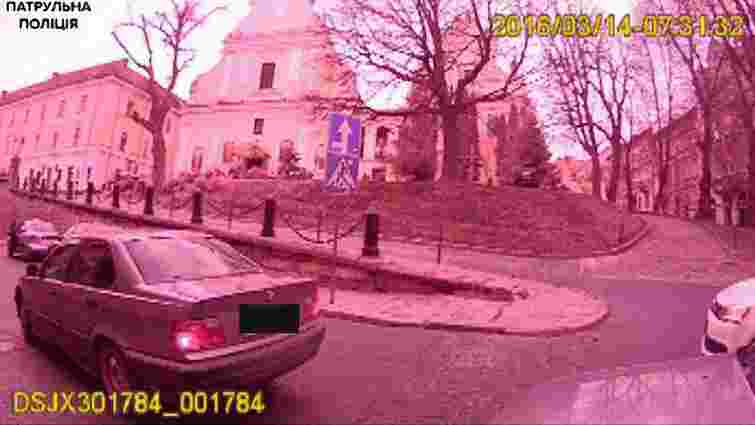 У Львові п’яний екс-міліціонер залишив автівку посеред дороги