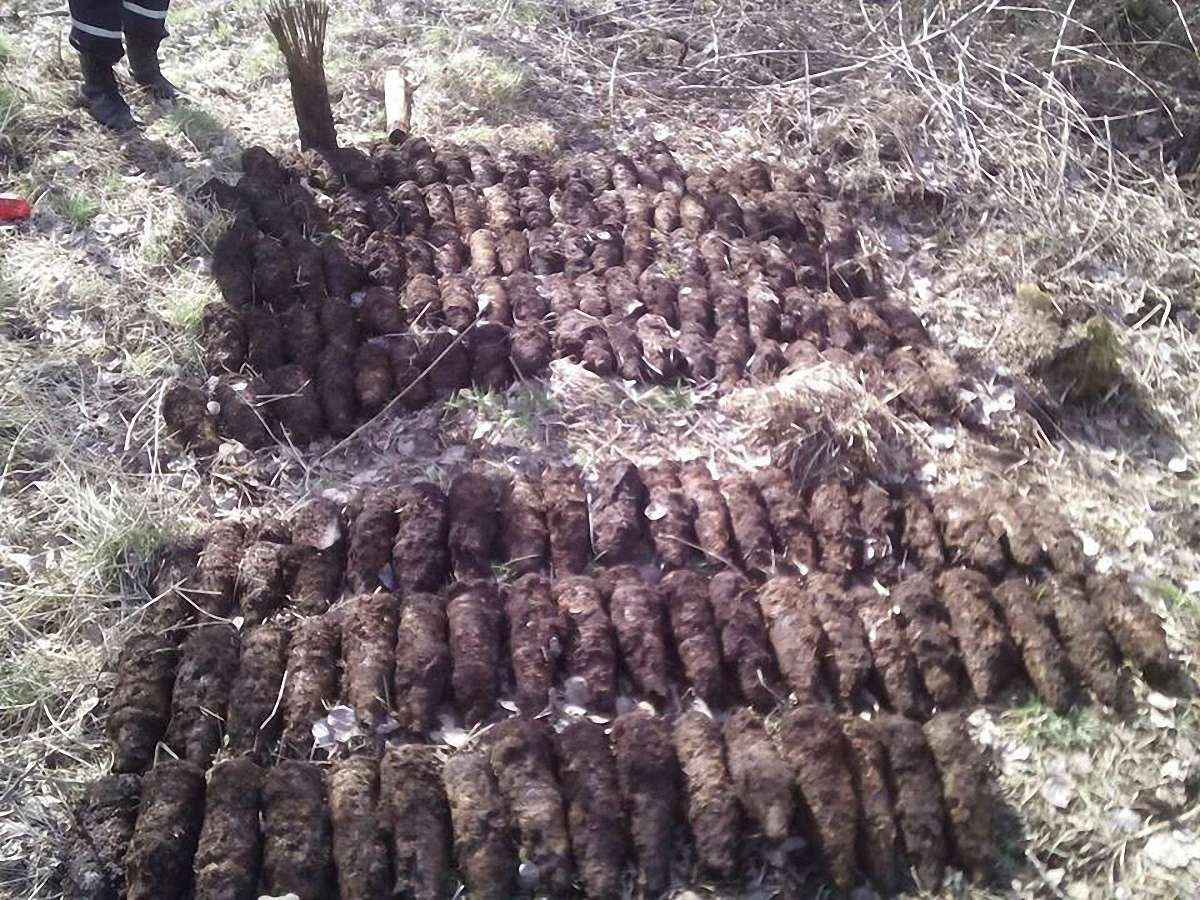 Поблизу житлових будинків на Львівщині знайшли склад застарілих артснарядів