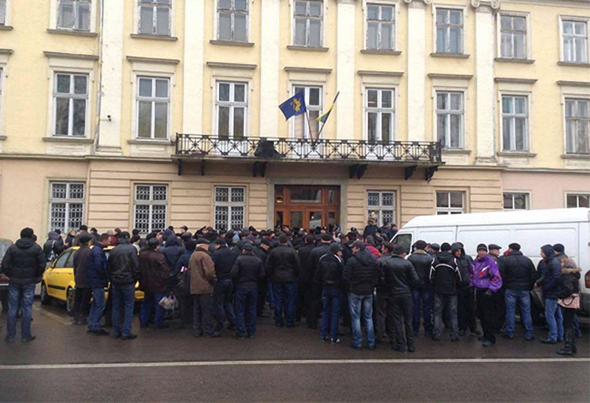 Під Львівською обласною радою відбуваються одразу три пікети