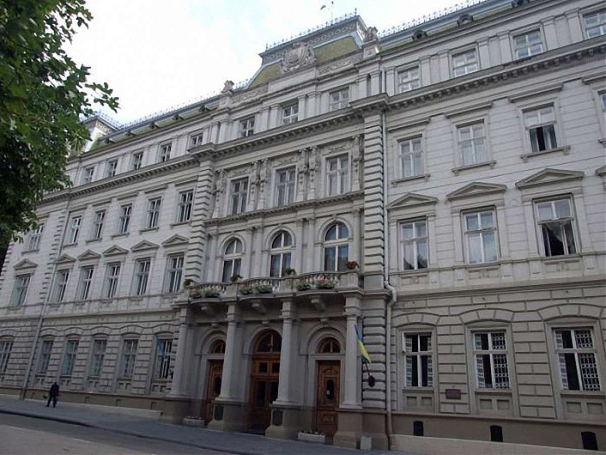 Чиновникам Львівської облдержадміністрації на 45% підвищать зарплату