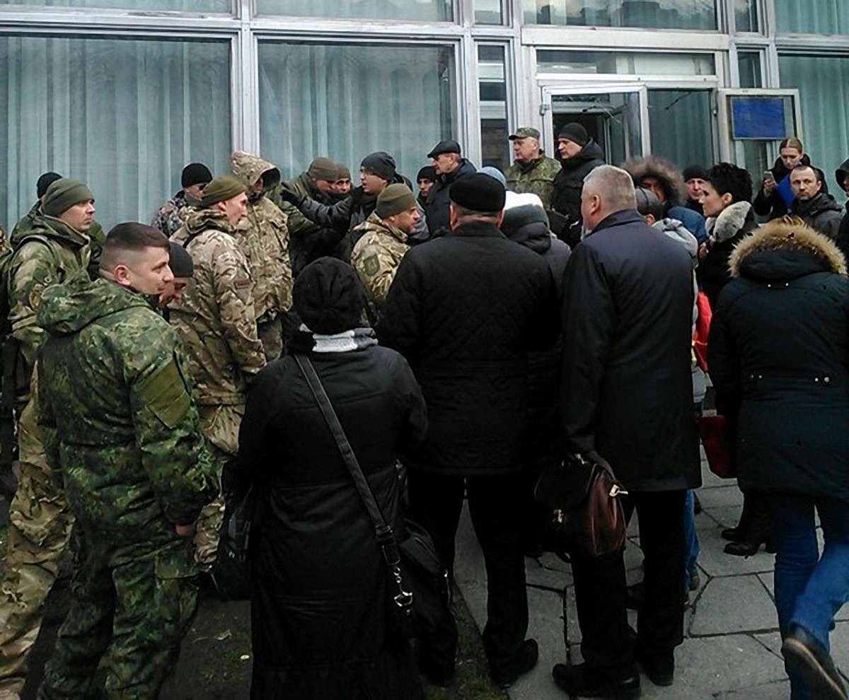 Невідомі у камуфляжі штурмували комітет фінансової політики Верховної Ради