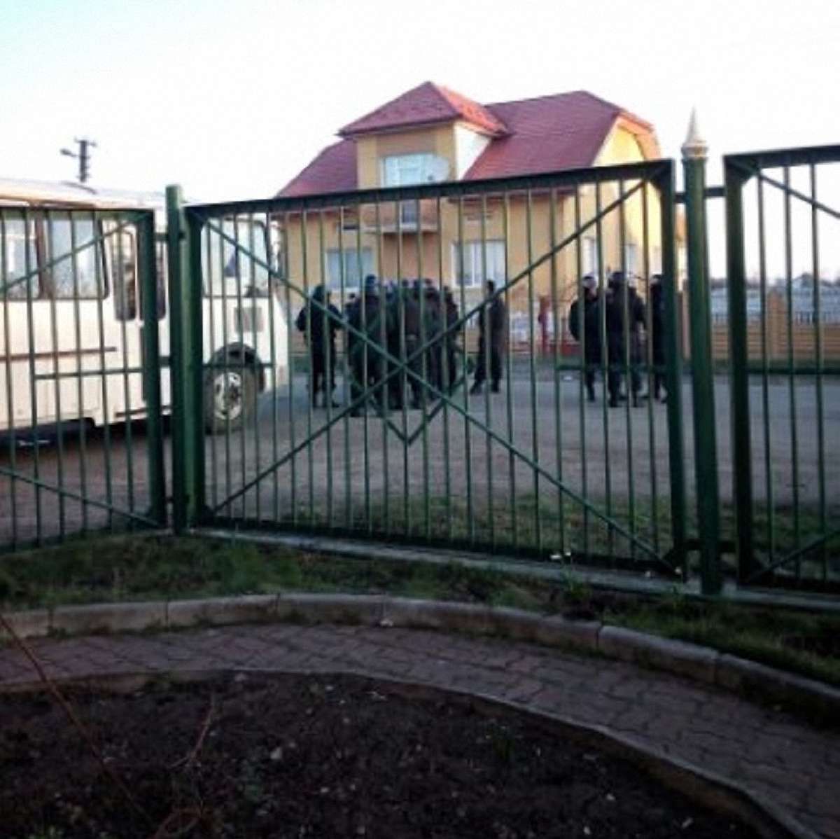 Понад сотня невідомих людей захопили спиртзавод біля Стрия