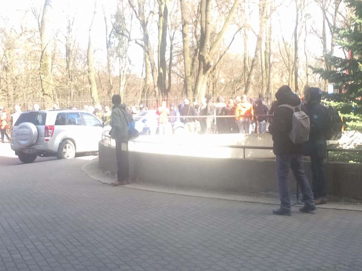 Біля готелю, де проходить Фестиваль рівності, зібралися невідомі в масках і правоохоронці