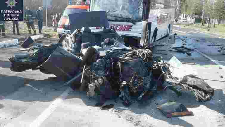 На Волині автомобіль врізався в автобус, загинули чотири людини